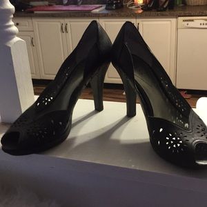 Guess black pumps